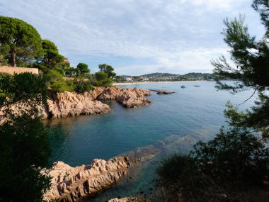 Costa Brava, Girona, İspanya, Akdeniz kıyıları, plajlar ve kayalıklar, engebeli manzara, güzel çok güzel dolu