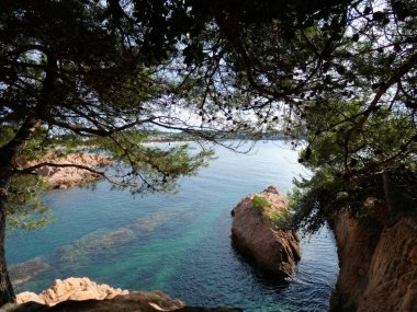 Costa Brava, Girona, İspanya, Akdeniz kıyıları, plajlar ve kayalıklar, engebeli manzara, güzel çok güzel dolu