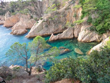 Costa Brava, Girona, İspanya, Akdeniz kıyıları, plajlar ve kayalıklar, engebeli manzara, güzel çok güzel dolu