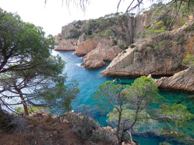 Costa Brava, Girona, İspanya, Akdeniz kıyıları, plajlar ve kayalıklar, engebeli manzara, güzel çok güzel dolu