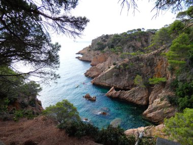 Costa Brava, Girona, İspanya, Akdeniz kıyıları, plajlar ve kayalıklar, engebeli manzara, güzel çok güzel dolu