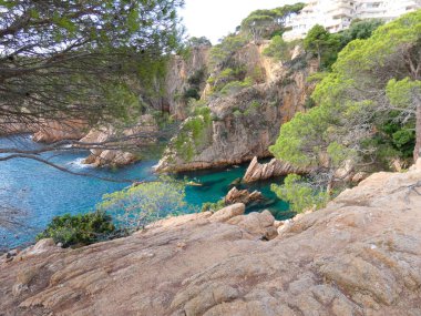 Costa Brava, Girona, İspanya, Akdeniz kıyıları, plajlar ve kayalıklar, engebeli manzara, güzel çok güzel dolu