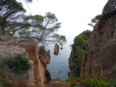 Costa Brava, Girona, İspanya, Akdeniz kıyıları, plajlar ve kayalıklar, engebeli manzara, güzel çok güzel dolu