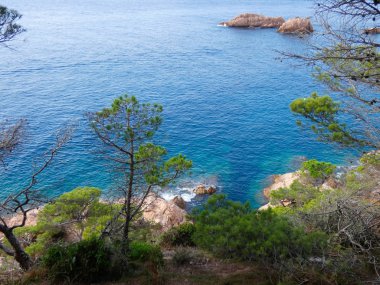 Costa Brava, Girona, İspanya, Akdeniz kıyıları, plajlar ve kayalıklar, engebeli manzara, güzel çok güzel dolu