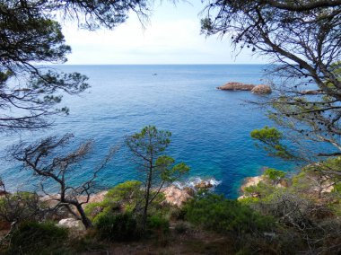 Costa Brava, Girona, İspanya, Akdeniz kıyıları, plajlar ve kayalıklar, engebeli manzara, güzel çok güzel dolu