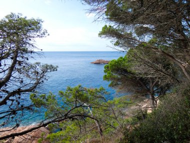Costa Brava, Girona, İspanya, Akdeniz kıyıları, plajlar ve kayalıklar, engebeli manzara, güzel çok güzel dolu