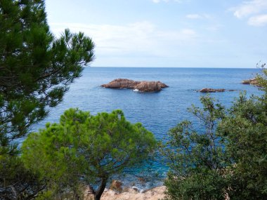 Costa Brava, Girona, İspanya, Akdeniz kıyıları, plajlar ve kayalıklar, engebeli manzara, güzel çok güzel dolu