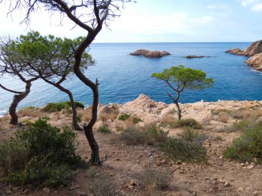 Costa Brava, Girona, İspanya, Akdeniz kıyıları, plajlar ve kayalıklar, engebeli manzara, güzel çok güzel dolu