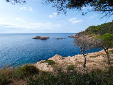 Costa Brava, Girona, İspanya, Akdeniz kıyıları, plajlar ve kayalıklar, engebeli manzara, güzel çok güzel dolu