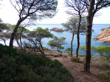Costa Brava, Girona, İspanya, Akdeniz kıyıları, plajlar ve kayalıklar, engebeli manzara, güzel çok güzel dolu