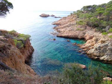 Costa Brava, Girona, İspanya, Akdeniz kıyıları, plajlar ve kayalıklar, engebeli manzara, güzel çok güzel dolu