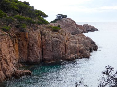 Costa Brava, Girona, İspanya, Akdeniz kıyıları, plajlar ve kayalıklar, engebeli manzara, güzel çok güzel dolu