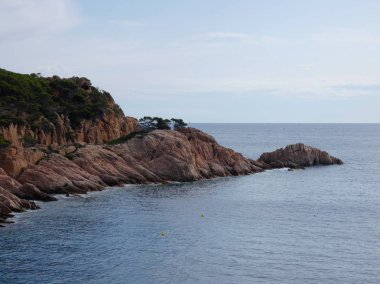 Costa Brava, Girona, İspanya, Akdeniz kıyıları, plajlar ve kayalıklar, engebeli manzara, güzel çok güzel dolu