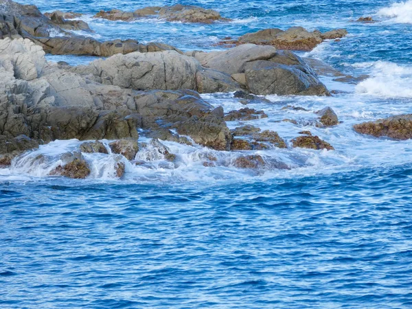 Costa Brava, Girona, İspanya, Akdeniz kıyıları, plajlar ve kayalıklar, engebeli manzara, güzel çok güzel dolu