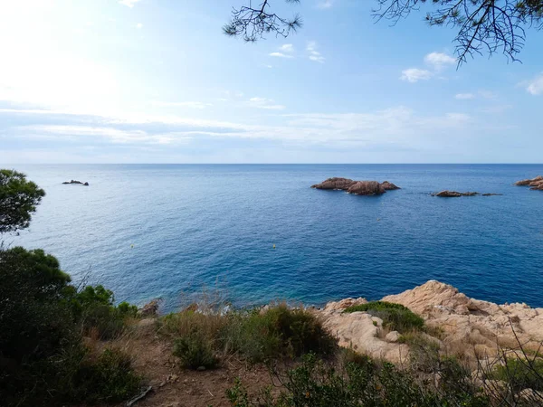 Costa Brava, Girona, İspanya, Akdeniz kıyıları, plajlar ve kayalıklar, engebeli manzara, güzel çok güzel dolu