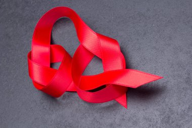 Hediyeleri sarmak için güzel kırmızı kurdele