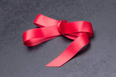 Hediyeleri sarmak için güzel kırmızı kurdele