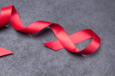Hediyeleri sarmak için güzel kırmızı kurdele