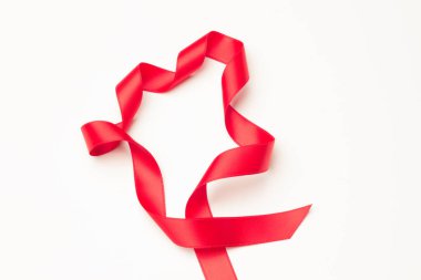 kırmızı kurdele Noel hediyeleri, doğum günü hediyeleri, yıldönümleri, genel olarak hediyeler dekoratif bağlar yapmak için; beyaz arka plan üzerinde kırmızı şerit