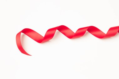 kırmızı kurdele Noel hediyeleri, doğum günü hediyeleri, yıldönümleri, genel olarak hediyeler dekoratif bağlar yapmak için; beyaz arka plan üzerinde kırmızı şerit