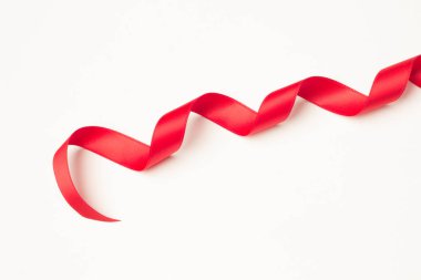 kırmızı kurdele Noel hediyeleri, doğum günü hediyeleri, yıldönümleri, genel olarak hediyeler dekoratif bağlar yapmak için; beyaz arka plan üzerinde kırmızı şerit