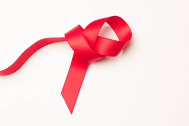 kırmızı kurdele Noel hediyeleri, doğum günü hediyeleri, yıldönümleri, genel olarak hediyeler dekoratif bağlar yapmak için; beyaz arka plan üzerinde kırmızı şerit