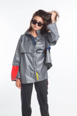 Güzel, seksi, şehvetli kız beyaz arka plan üzerinde fütüristik kentsel giysiler ile poz