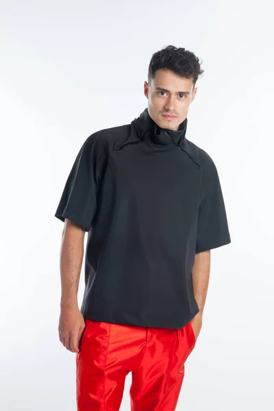 Schöner Sexy Junger Kerl Mit Futuristischer Moderner Kleidung Urbane Designerkleidung — Stockfoto