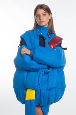 Güzel, seksi, şehvetli kız beyaz arka plan üzerinde fütüristik kentsel giysiler ile poz