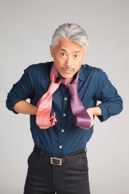 Kravat seçiminden şüphe eden bir adam. Ne kravat takıyorum; doğru seçimin sonsuz şüphesi.