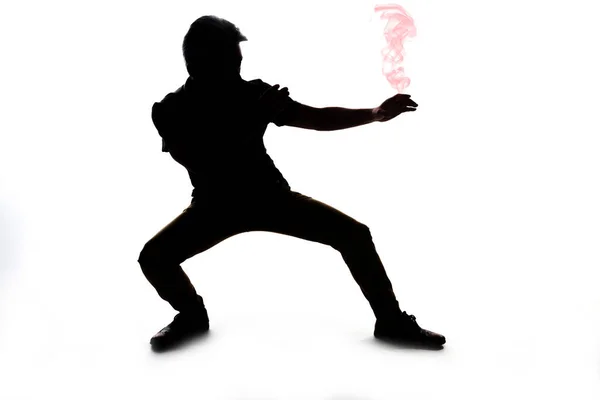 训练和做武术姿势的人 一个有着白色背景的男人的轮廓 从他手中冒出了烟 — 图库照片