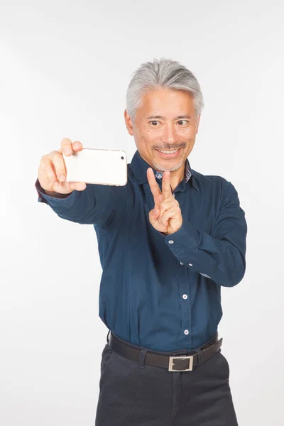 Medelålders Man Med Smartphone Sina Händer Kommunicera Och Selfies Man — Stockfoto