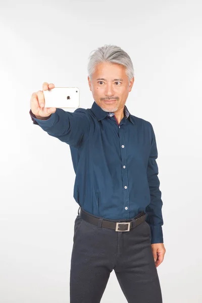 Homem Meia Idade Com Smartphone Nas Mãos Comunicando Tirando Selfies — Fotografia de Stock