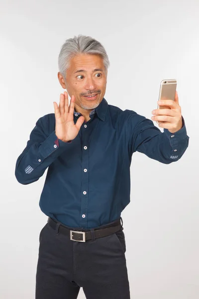 Hombre Mediana Edad Con Smartphone Sus Manos Comunicándose Tomando Selfies —  Fotos de Stock