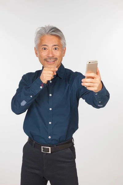 Homem Meia Idade Com Smartphone Nas Mãos Comunicando Tirando Selfies — Fotografia de Stock