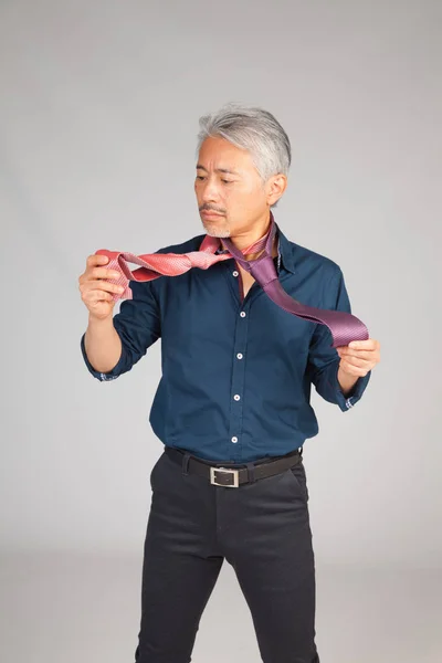 Ember Kételkedik Nyakkendő Kiválasztásában Micsoda Nyakkendőt Viselek Helyes Választás Örök — Stock Fotó