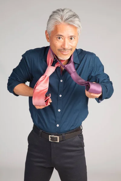 Homem Duvidar Escolha Uma Gravata Que Gravata Uso Dúvida Eterna — Fotografia de Stock