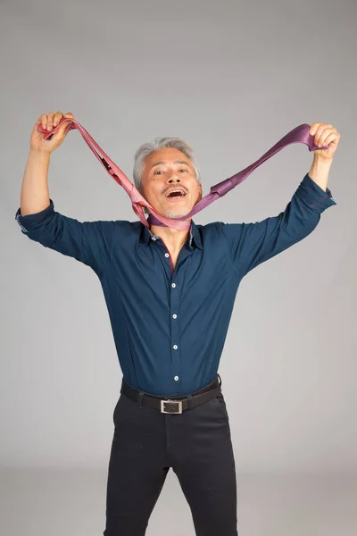 Egy Férfi Két Nyakkendővel Viccelődik Fojtogatja Magát — Stock Fotó