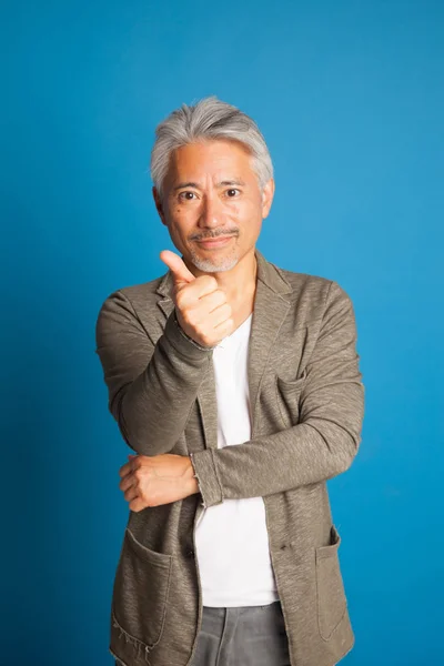 Középkorú Japán Származású Férfi Kezével Karjával Gesztikulál Kifejező Férfi — Stock Fotó