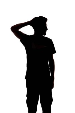 Kolları ve elleri beyaz arka planda hareket eden genç bir çocuk.