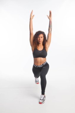 Genç, esmer, güzel ve seksi kız spor yapıyor, spor masaları, temel spor egzersizleri..