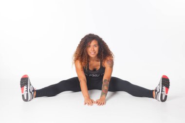 Genç, esmer, güzel ve seksi kız spor yapıyor, spor masaları, temel spor egzersizleri..