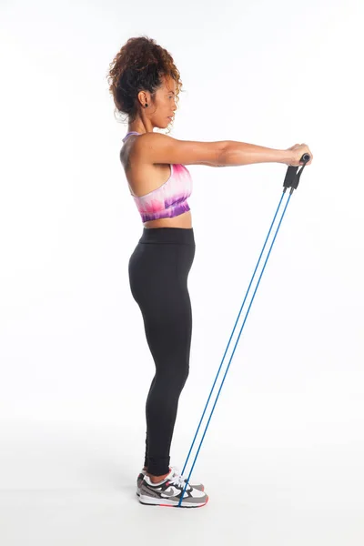 Genç, esmer, güzel ve seksi kız spor yapıyor, spor masaları, temel spor egzersizleri..