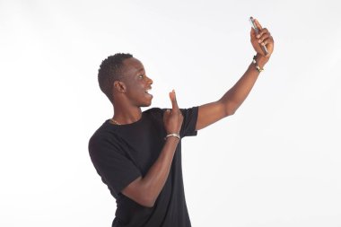 Afrika kökenli genç telefonunuzla selfie çekiyor.