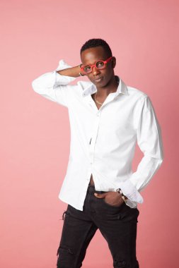 Modern reçeteli gözlüklerle daha iyi görmek isteyen genç bir çocuk.