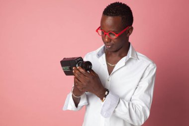 Modern reçeteli gözlüklerle daha iyi görmek isteyen genç bir çocuk.