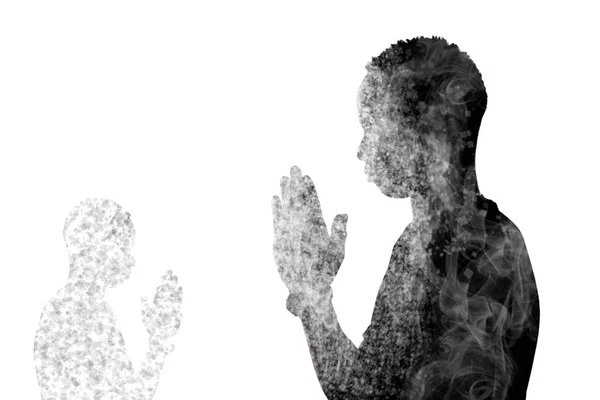 Genç çocuk elleriyle dua ediyor, klasik dua pozu. Soyut dua resmi