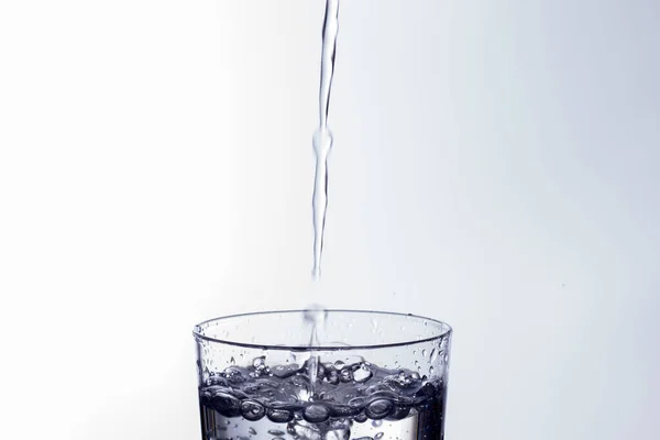 Acqua Limpida Potabile Cade Bicchiere Trasparente Sana Sana Fresca Priva — Foto Stock