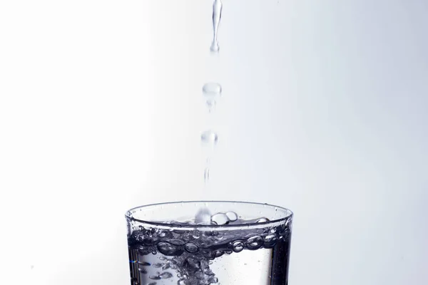 Καθαρό Πόσιμο Νερό Πέφτει Ένα Καθαρό Ποτήρι Υγιές Υγιεινό Υγιεινό — Φωτογραφία Αρχείου