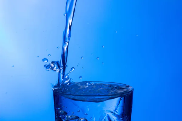 Чистая Питьевая Вода Попадает Прозрачный Стакан Здоровая Здоровая Пресная Вода — стоковое фото